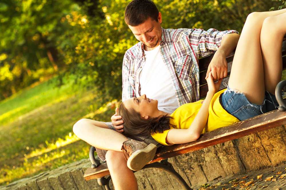 Девушка ласкает анал сидя на скамейке в парке гиф